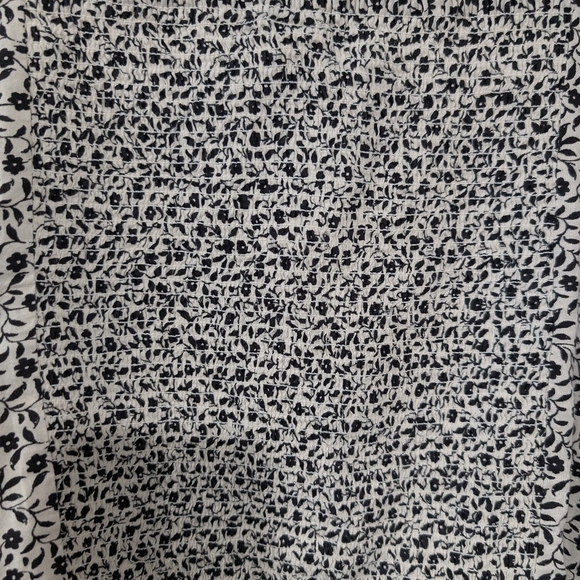 Old Navy Black & White Floral Smocked Back Top in Size XL - Picture 10 of 10